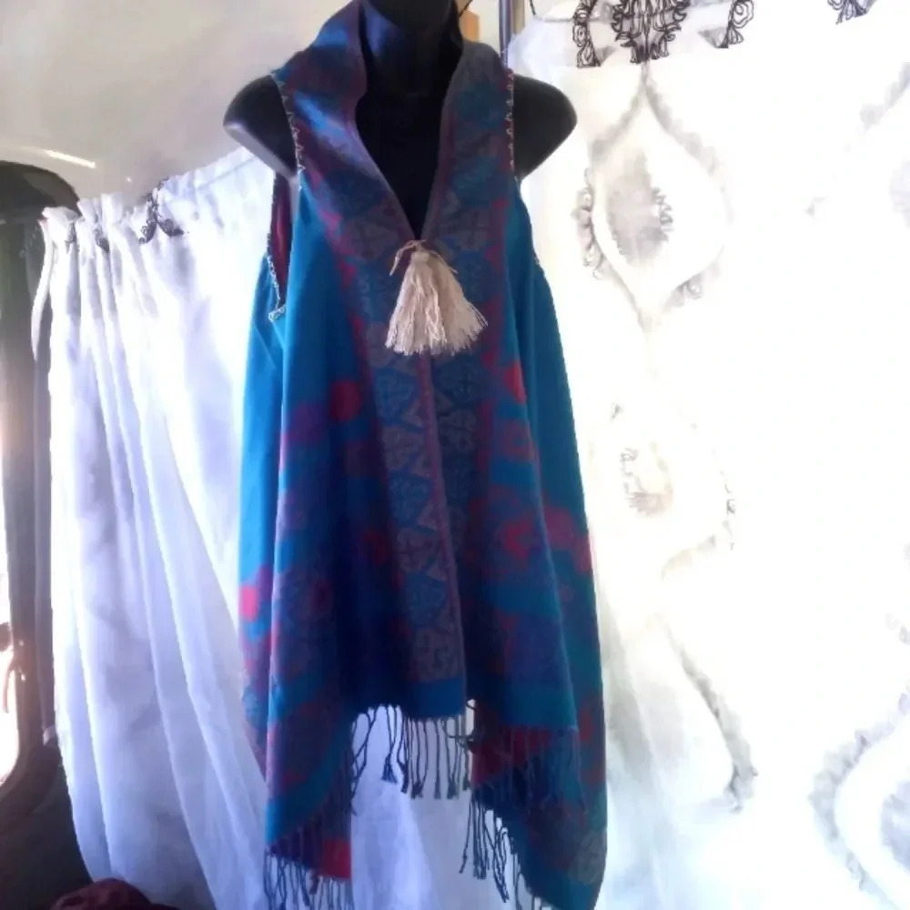 Poncho vest one size fit up to 2x ( Hang )